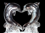 Ледяные дельфины в виде сердца
