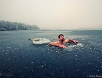 Вим Хоф установил рекорд по длительности плавания подо льдом