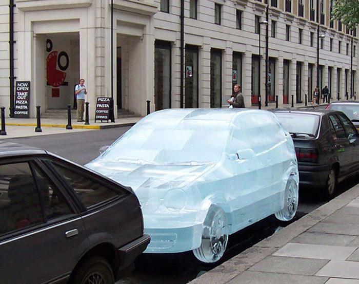 Ледяная машина на парковке в Лондоне