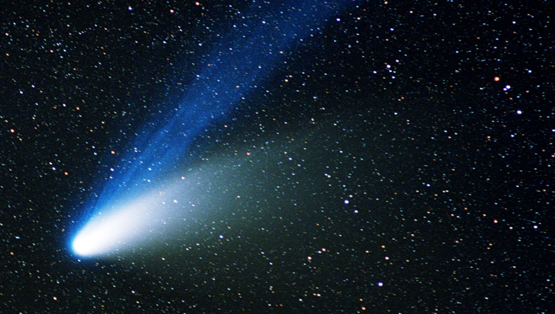 Илл.6 - Комета Хейла-Боппа, 1997 г. Видны газовый и плазменный хвосты.