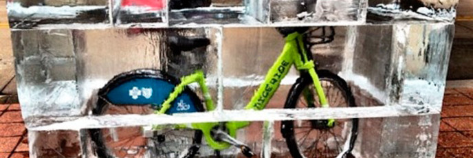 Велосипеды в ледяных блоках