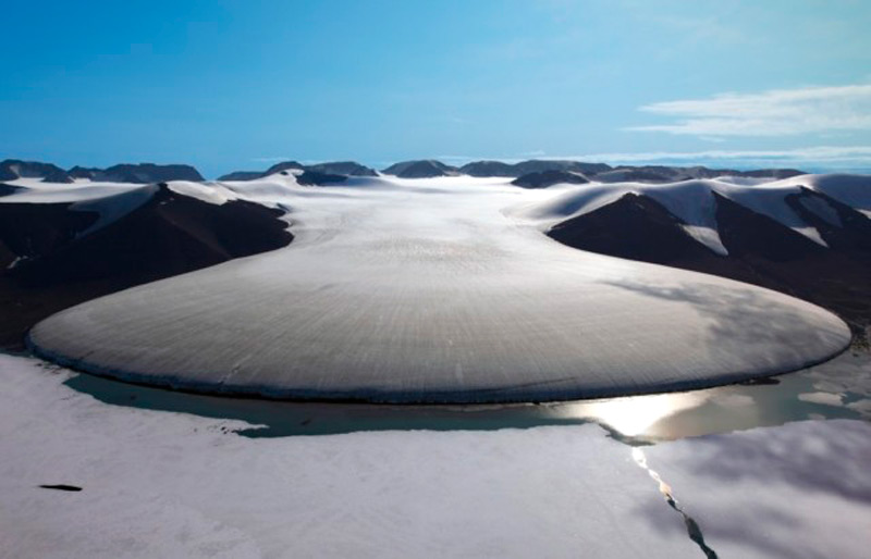 Необычный ледник на острове Гренландия