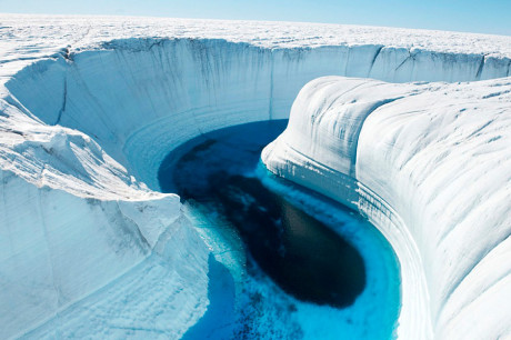 Голубая река в леднике Петерманна