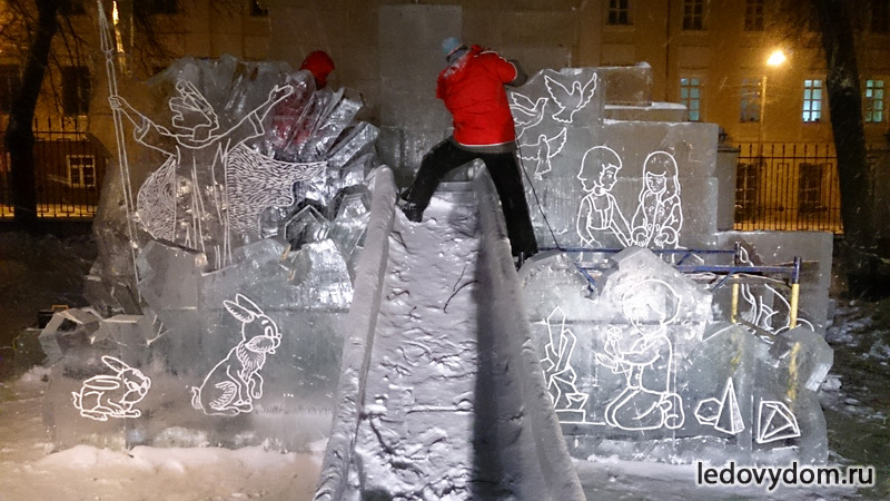 Скульптурные работы на ледяном комплексе