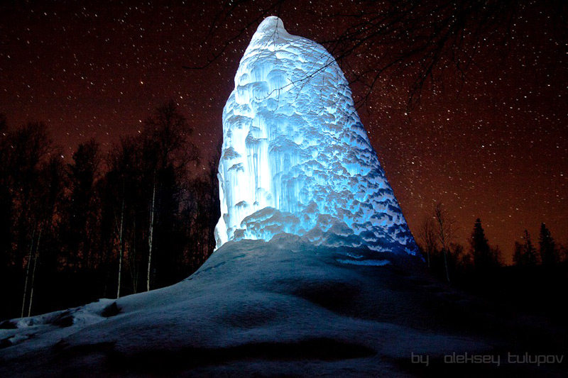 Подсветка ледяного фонтана в темное время суток