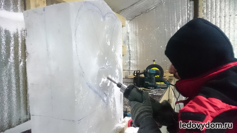 Процесс изготовления ледяной скульптуры