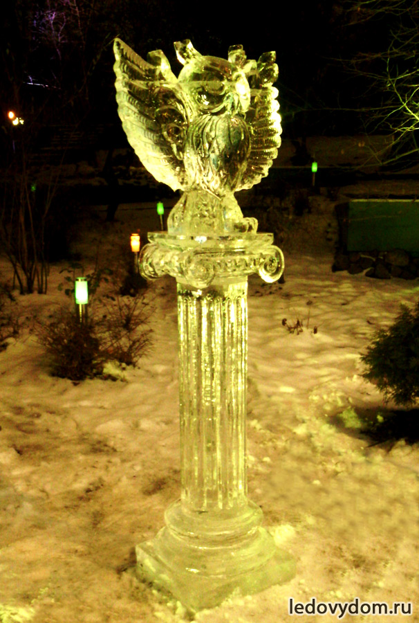 Ледяная скульптура совы на колоне 