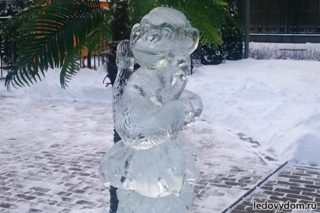 Ледяная скульптура обезьяна