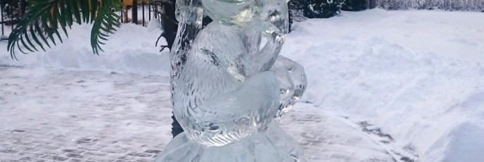 Ледяная скульптура обезьяна